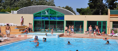 De la piscine extérieure accès à l'entrée de la piscine couverte du camping