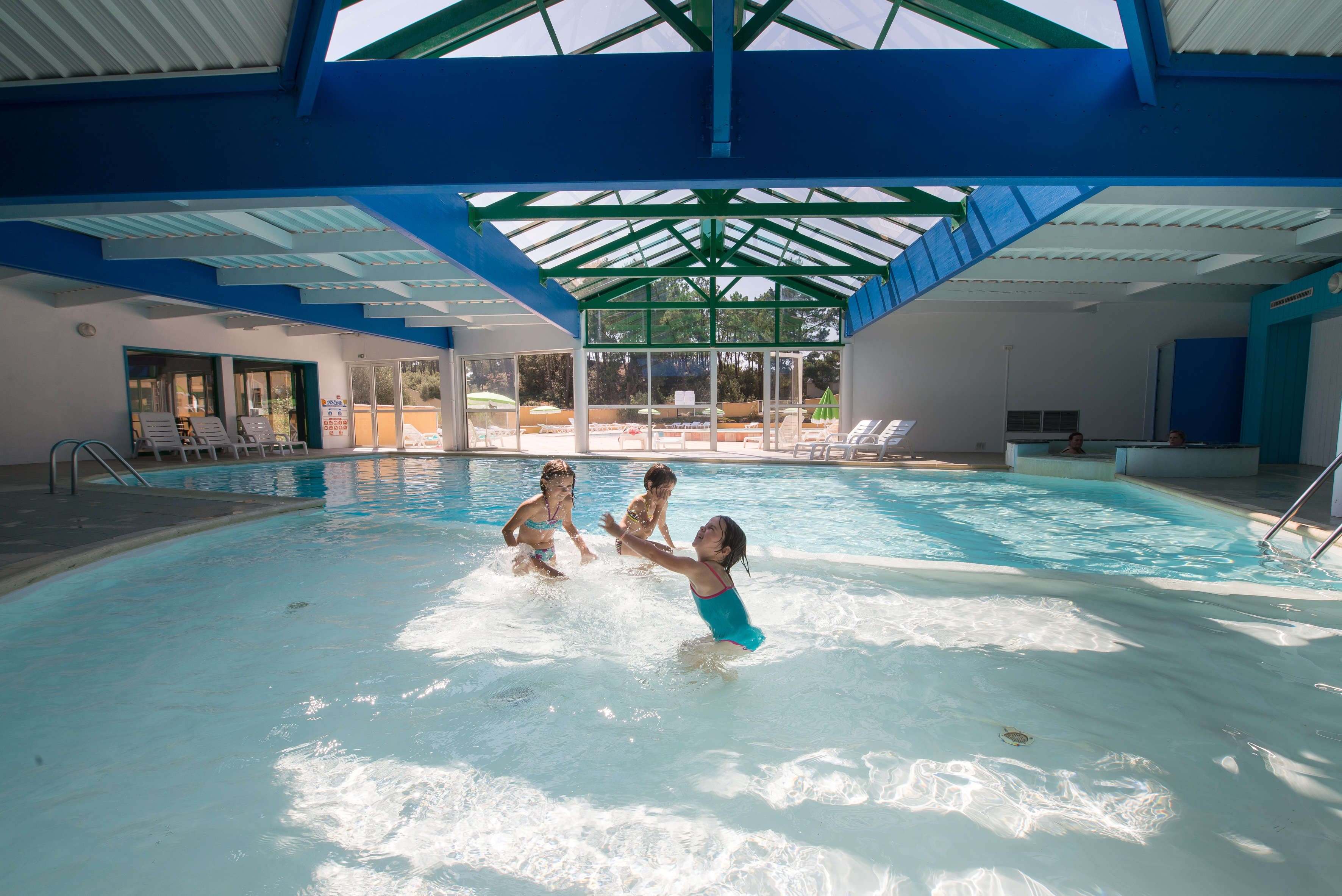 Dans une ambiance familial vous profiterez au Domaine des Pins des joies de la baignade dans cette magnifique piscine couverte